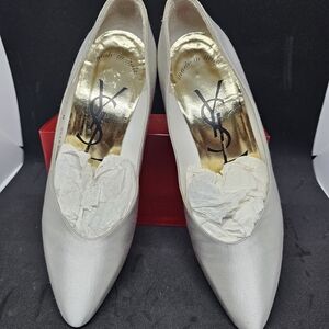 Yves Saint Laurent Women's Elegant Lt. Gray Heels Size 7M  *Missing Heel Caps*